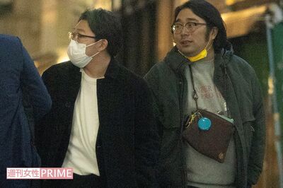 オズワルド伊藤(左)とラフな服装で参加したビスケットブラザーズ原田泰雅(右)