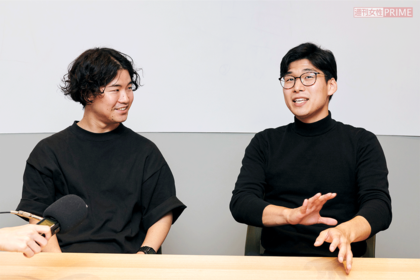 インタビューを受けるKevin'sEnglishRoomのやま（左）、ケビン（右）