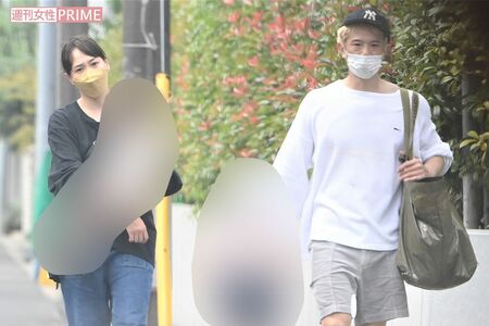 子どもを抱く藤本美貴と庄司智春