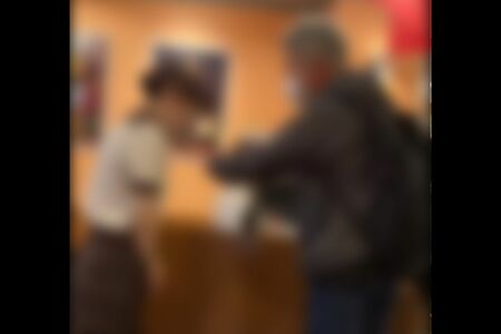 マスク着用をめぐってファミレスの女性店員を怒鳴りつける高齢者男性（編集部加工）