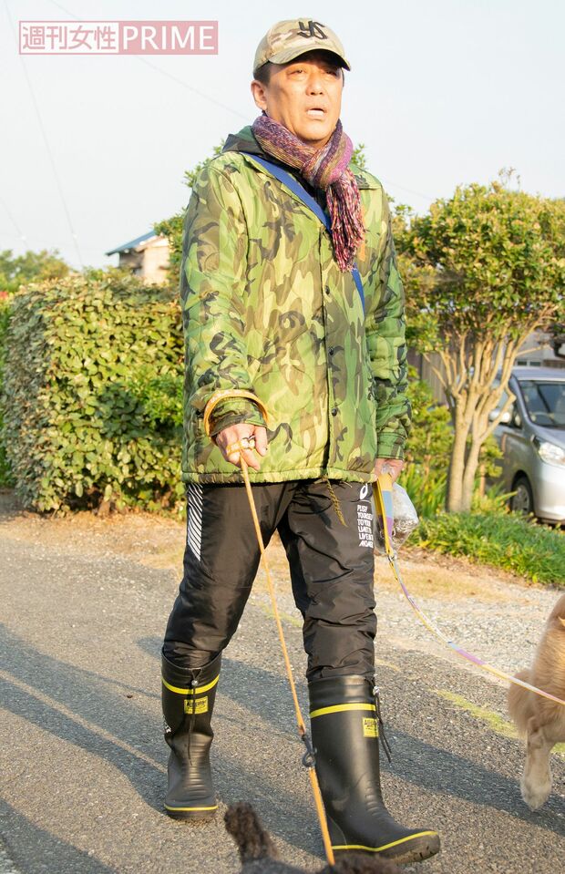 2020年6月、犬の散歩中の坂上忍をソーシャル・ディスタンスで直撃