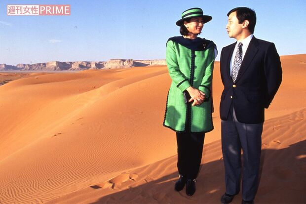 '94年、サウジアラビアのリヤド郊外で夕日に映える通称“赤い砂漠”で微笑まれる天皇陛下と雅子さま