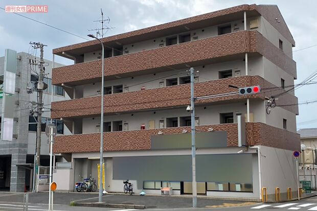 事件のあったマンション。４階から転落したとみられる（写真は編集部で一部加工）