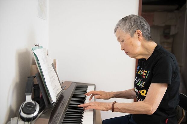 子どものころピアノを習いたかったが、戦争中だったので断念。75歳から習い始めた　撮影／渡邉智裕