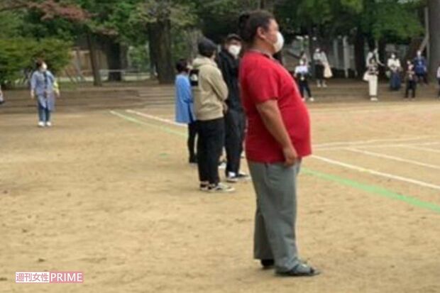 参加した子どもの運動会でひとり佇む親方