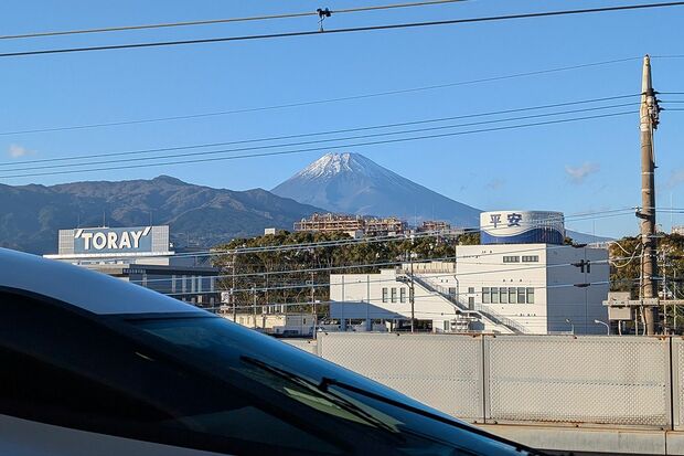 静岡・三島駅ホームから望む富士山　撮影／編集部