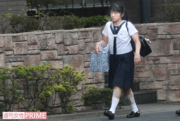 9月30日の運動会当日の朝は両足のふくらはぎにテーピングを巻かれていた愛子さま