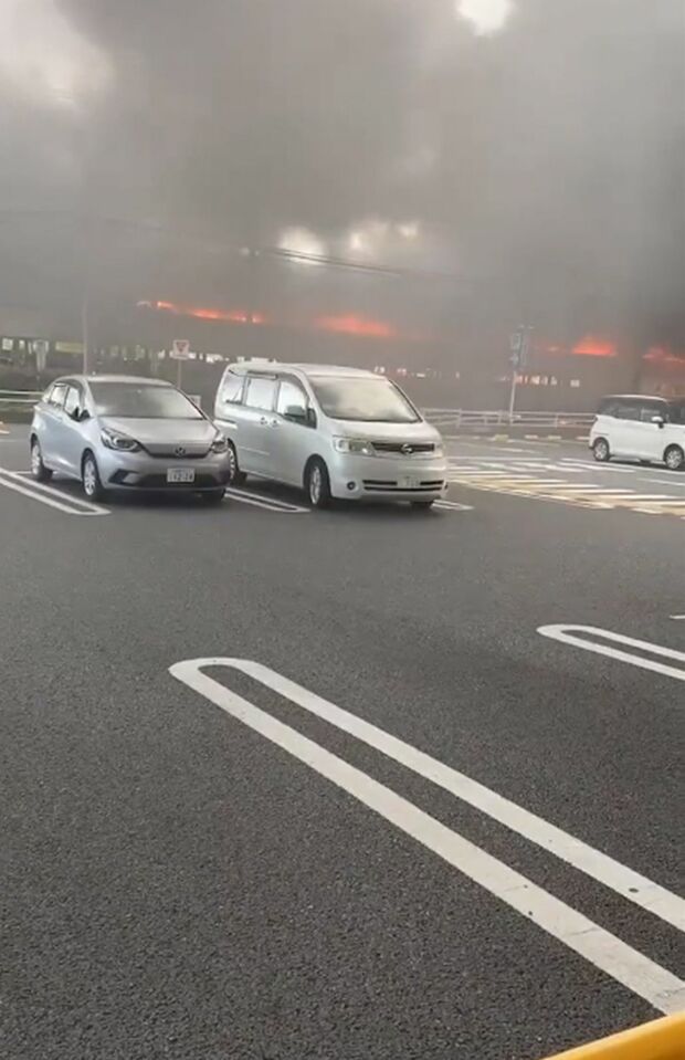 パチンコ店「マルハン厚木北店」駐車場が大火事に（ツイッターより）