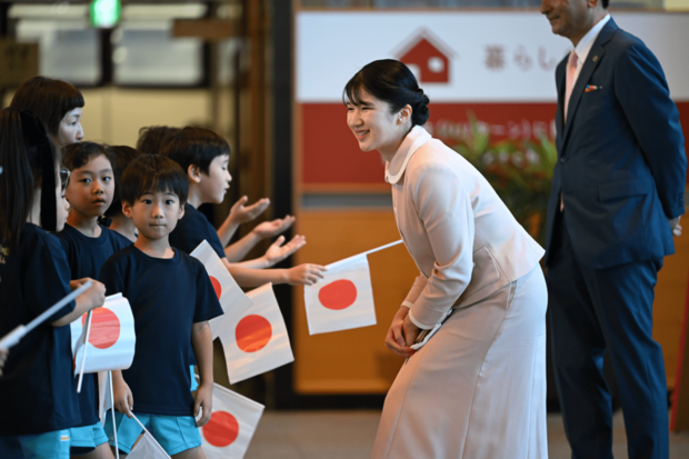 両陛下の国民へ入っていく皇室というご姿勢を踏襲されている愛子さま。至近距離でご交流。