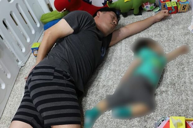 同じポーズで長男と寝転がる西岡容疑者（本人のフェイスブックより、一部加工）