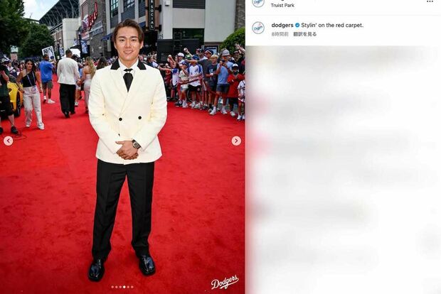 MLBオールスター戦のレッドカーペットショーに、ホテルのベルボーイ風な装いで登場した山本由伸。超高級腕時計を着用し、靴は先っぽが割れた足袋のようなデザイン(ドジャースの公式インスタグラムより)