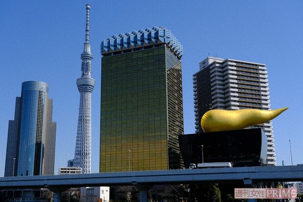 浅草駅近くの吾妻橋から見た東京スカイツリー。高層ビルとの“競演”が素晴らしい