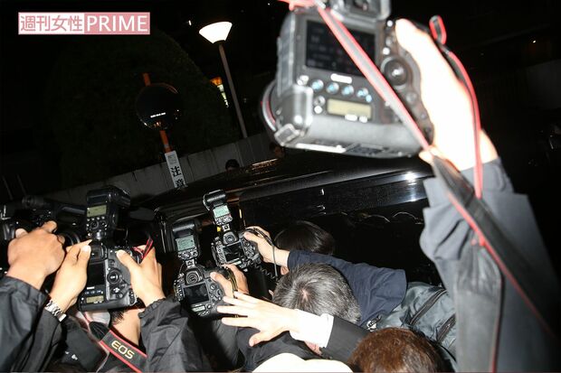 神田沙也加さんと村田充の結婚パーティーに集まった報道陣その４（'17年5月13日）