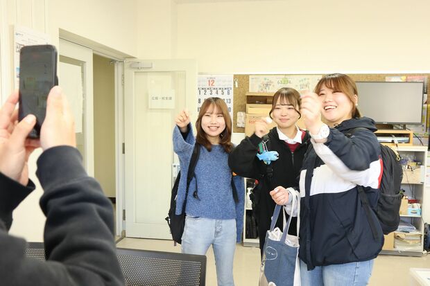 「学長のおごり自販機」を利用する学生たち　写真提供／高知大学