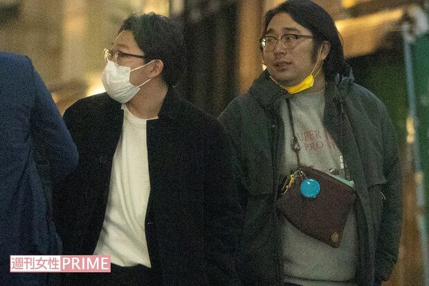 オズワルド伊藤(左)とラフな服装で参加したビスケットブラザーズ原田泰雅(右)