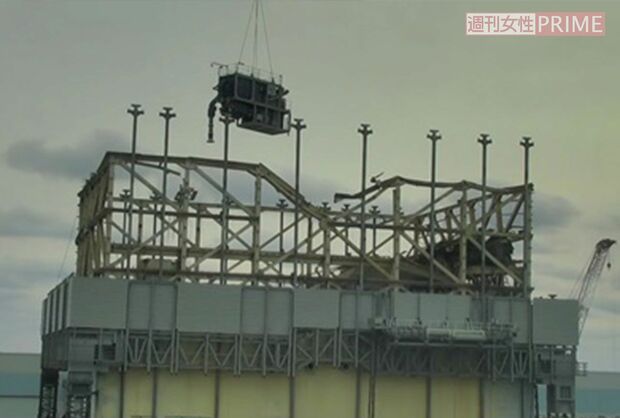 1号機では大型クレーンを遠隔操作してがれきの撤去作業が行われている　写真提供／東京電力