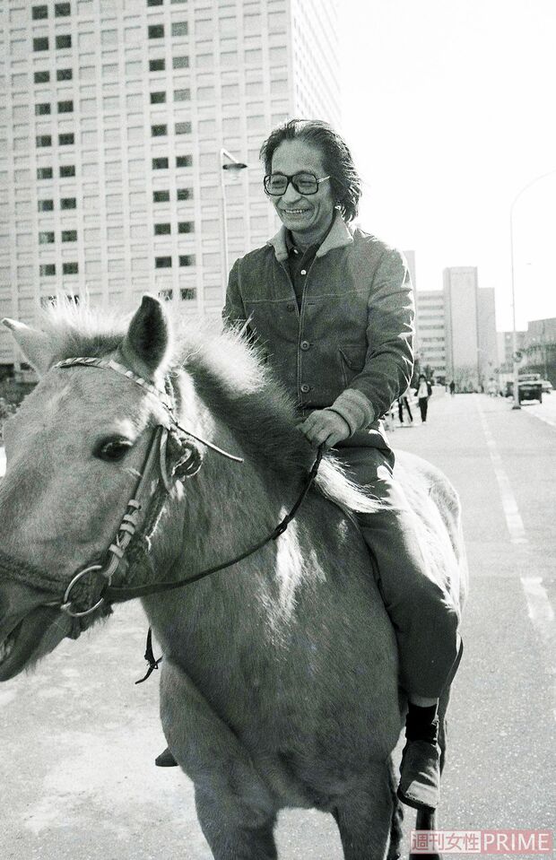 畑正憲さん（享年87）颯爽と馬を乗りこなす（1980年撮影）。晩年まで動物愛にあふれた思いを伝え続けた