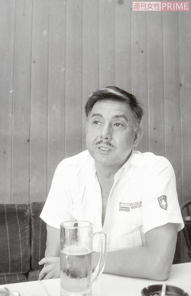 '87年に本誌の取材を受ける宍戸錠さん。机にはビールとタバコが