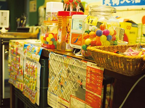 食堂には懐かしい駄菓子のコーナーがある