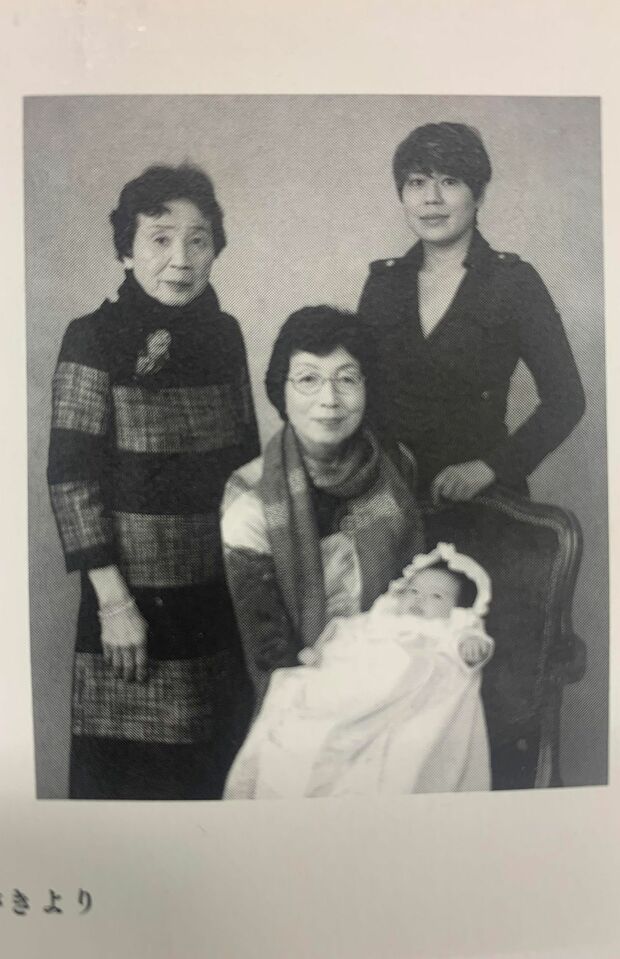 青木さやかと孫を抱く実母（中央）、左は青木の祖母。親子4代の写真