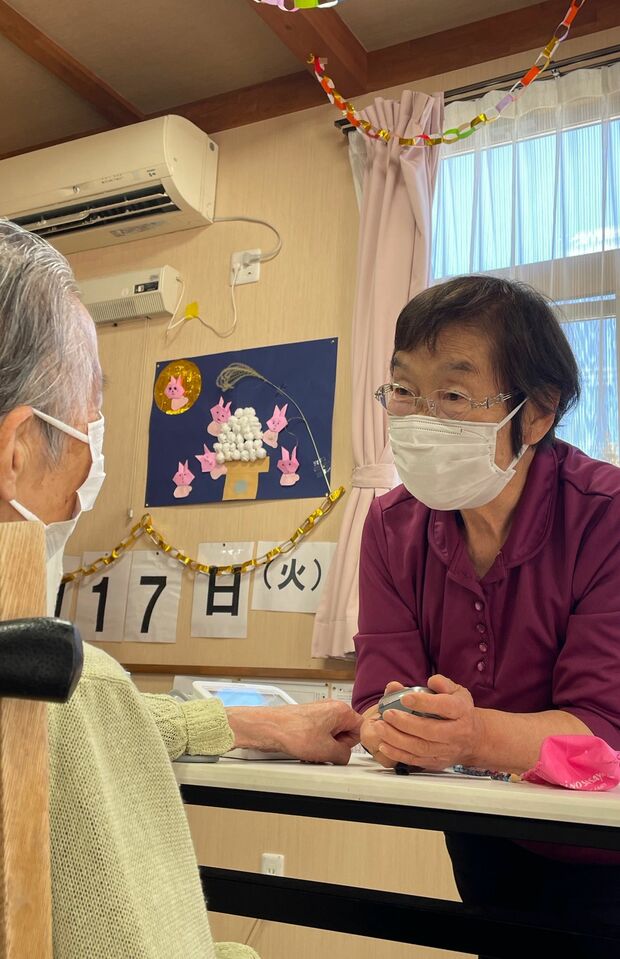 デイサービス利用者の血圧や脈拍を測定して、体調を確認する
