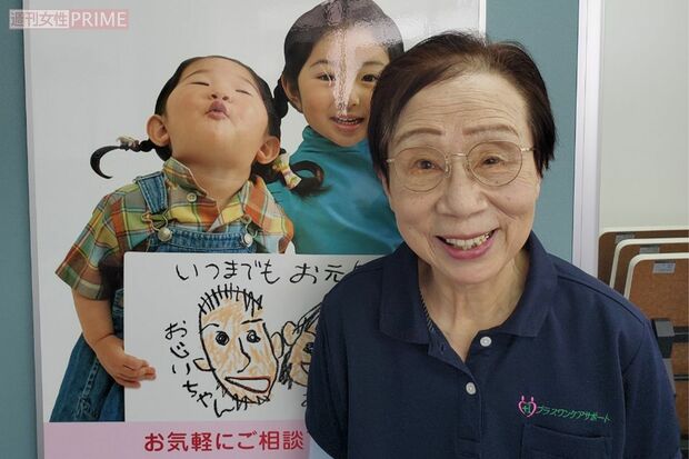 「たとえオムツを替えられなくなっても、心は寄り添いたい」と千福さん。制服姿で背筋を伸ばす