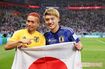 カタールW杯日本代表の長友佑都(左)と堂安律(右)