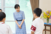 沖縄から訪れた豆記者の小中学生たちと懇談する佳子さま(2026年8月19日)写真/宮内庁提供
