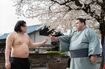 猿桜（演：一ノ瀬ワタル）と“最強”と名高い力士・静内（演：住洋樹）。Netflixシリーズ「サンクチュアリ-聖域-」独占配信中