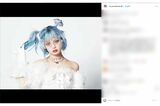 楽曲『イニミニマイニモ』では青髪を披露（本人インスタグラムより）