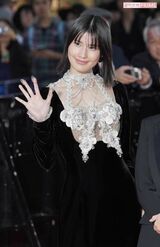 東京国際映画祭のオープニングイベントに登場した橋本愛。胸元を覆い隠すような巨大な蝶のジュエリーに、唇の真ん中にピアスのようなアクセサリー、爪につけるネイルリングなど、かなり個性的な姿