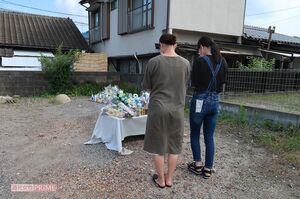 事件直後、献花台に花を手向ける人が後をたたない