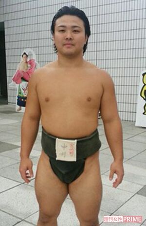 相撲界入門し、教習所に通う新弟子時代の炎鵬。当時はまだ四股名はなく本名の「中村」だった