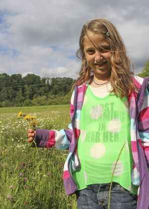 サルディンちゃん（9歳）。両親はJIM-NETと一緒に、レイプされた女性のケアやがんの子の支援を行ってきた。現在はドイツに移り住む。