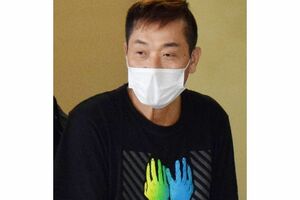 監禁容疑で逮捕された渡辺正人容疑者（2022年10月18日午後、東京都大田区の羽田空港　時事通信フォト）