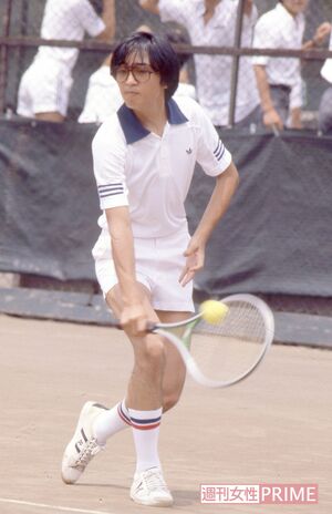 高校時代にテニスの大会へ出場された秋篠宮さま。一方で、写真部として定期戦の撮影も担われた('81年7月)