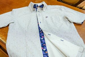 紅型夏シャツ。ボタン部分のさりげない紅型のあしらいがポイント。県内外から注文が寄せられ、贈り物でも人気（写真／藤井千加）