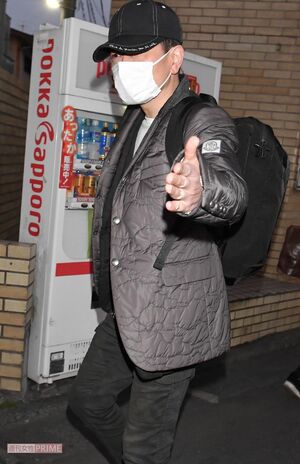 '20年、ユーチューバーデビューについて直撃取材を受ける宮迫博之