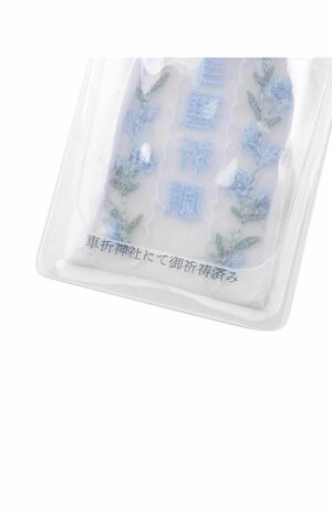 『3COINS』で販売されている車折神社とのコラボグッズ『推し活お守り』(公式通販サイトより)