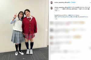 『呼び出し先生タナカ』の制服姿のオフショットを公開した坂下千里子、右は森三中の大島美幸（坂下千里子のインスタグラムより）