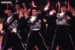 ステージでキレのあるダンスを披露する少年隊