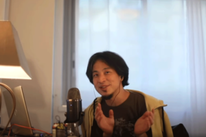 配信するひろゆき氏（YouTubeより）