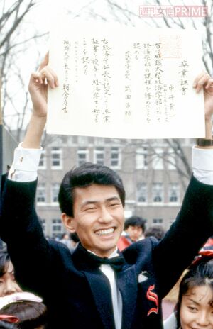2世俳優としてデビューし人気を得た中井貴一。成蹊大学卒業式では女子学生に囲まれて満面の笑みを('84年卒業)