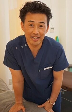 日焼けした及川容疑者（院長を務める整骨院のホームページより）