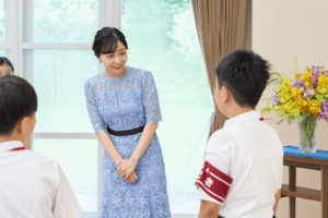 沖縄から訪れた豆記者の小中学生たちと懇談する佳子さま(2026年8月19日)写真/宮内庁提供