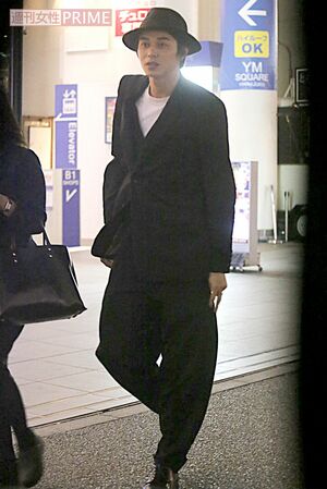 本田翼と東出昌大のW主演映画『アオハライド』の打ち上げにて、全身黒で目立つ東出。打ち上げの挨拶は謙虚でマジメだったという（2014年5月）