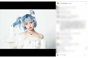 楽曲『イニミニマイニモ』では青髪を披露（本人インスタグラムより）