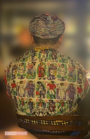 行きつけバーでリラックスした様子の催眠術師・十文字幻斎氏