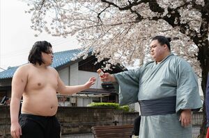 猿桜（演：一ノ瀬ワタル）と“最強”と名高い力士・静内（演：住洋樹）。Netflixシリーズ「サンクチュアリ-聖域-」独占配信中