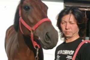 長髪の関谷さん。馬とのツーショットが多く（フェイスブックより）
